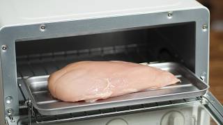 【茹でるな】鶏むね肉はトースターで焼いてください。マヨネーズを塗って放置するだけで、ジューシーな「焼きサラダチキン」になります。