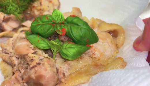 室内で育てたハーブで蒸し鶏。適当に作ってすごく美味しい。思い入れという最高の調味料。あ、チョコセージも食べてみた