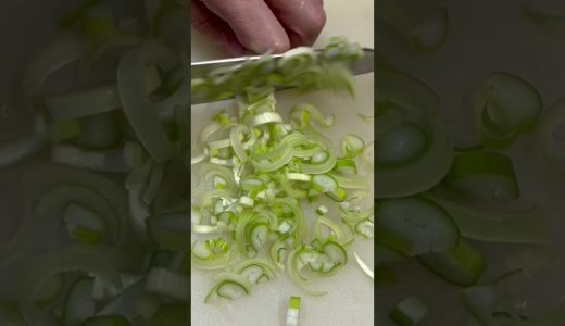 長ネギを半月切りにする【ささみのネギ味噌焼き】