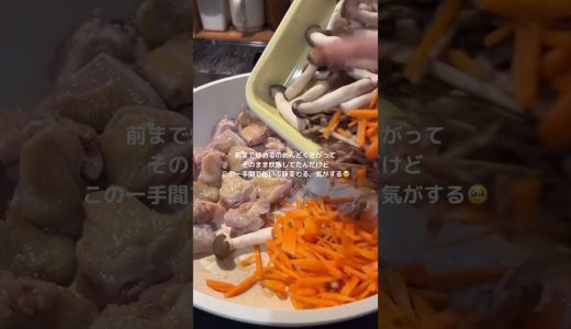 炊き込みご飯だいすき🌼❤︎ . 材料✍🏻 米　2合 鶏もも肉　1枚 人参　1/2本 ごぼう　1/2本 しめじ　1/2袋 油揚げ　1枚 ごま油、塩胡椒　適量 ○醤油　大さじ2 ○酒　大さじ2 ...